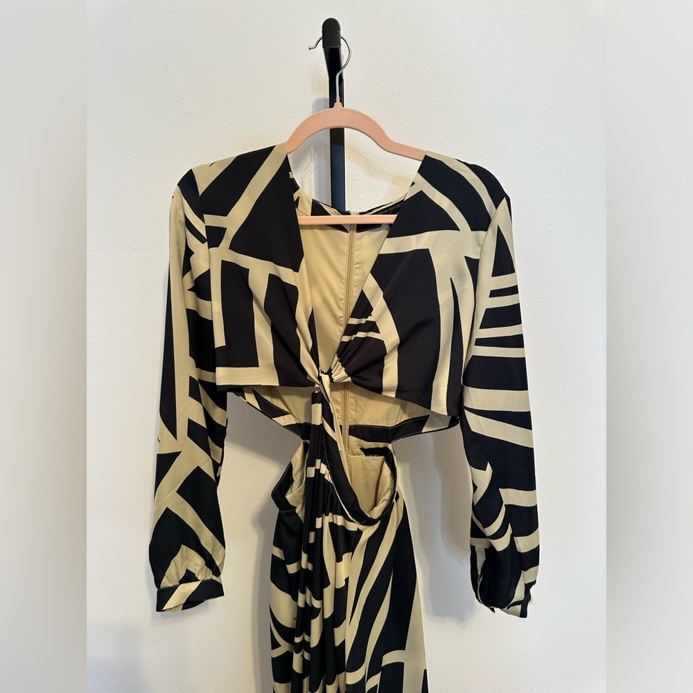 Banana Republic front twist dress. Long sleeves. V- neck. Size 8 - Picture 3 of 8